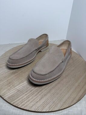 Clarks Suede Slip On Loafers Men’s 9.5M Beige Moc Toe Casual Shoes